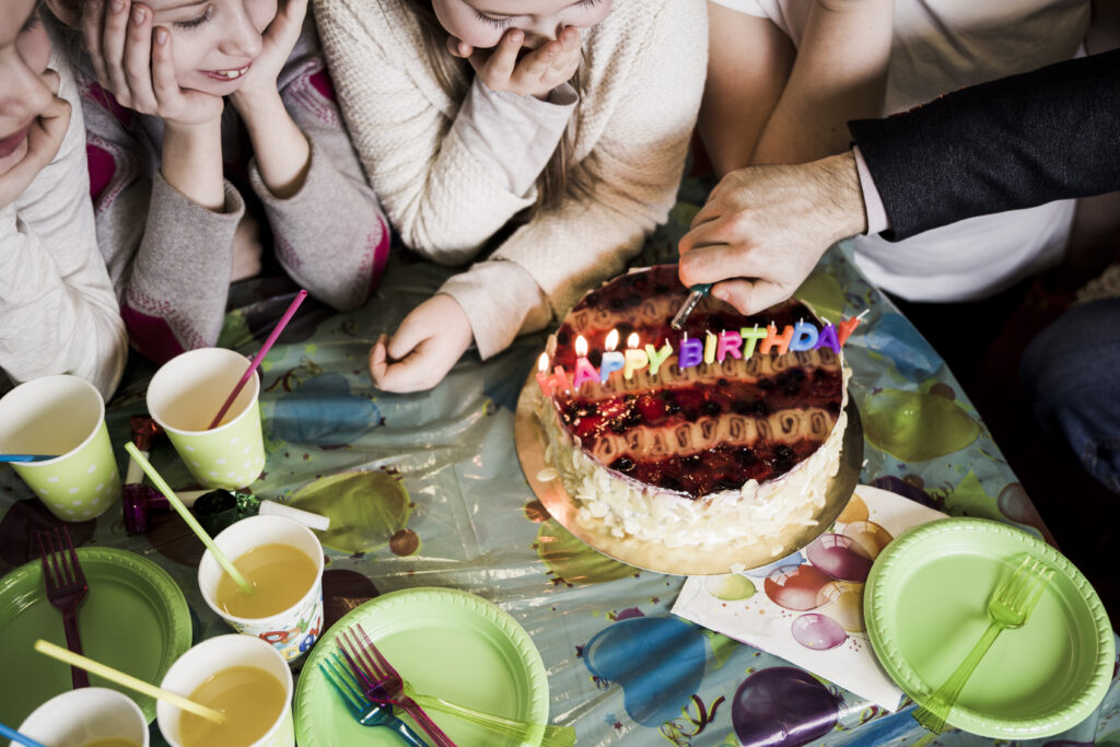 invitation digitale personnalisée anniversaire et fête privée – faire-part en ligne festif et coloré